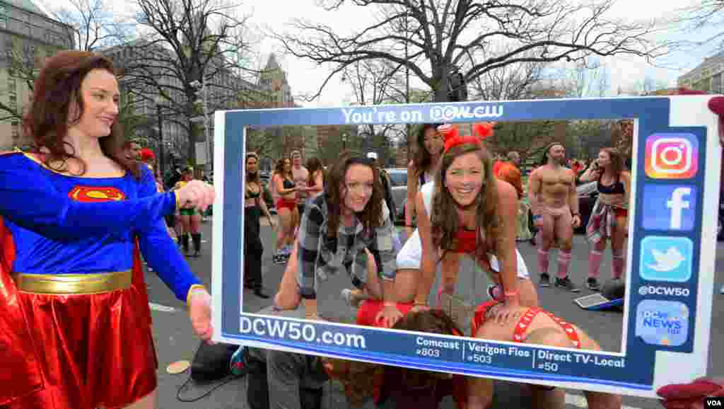 在华盛顿情人节参加丘比特（内衣）长跑，为儿童肿瘤基金会募捐的一位女子身穿超人服装（2017年2月）