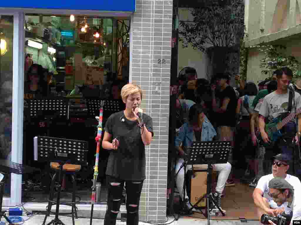 藝人何韻詩辦有種港人音樂會回應恐懼 (美國之音海彥拍攝)