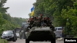 乌克兰士兵驾装甲车行使在顿涅茨克。2014年5月22日拍摄
