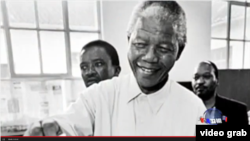 曼德拉代表南非的黑人投下神聖的一票 (視頻截圖)