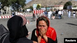 2016年7月23日一位妇女在阿富汗首都喀布尔炸弹爆炸现场哭泣。