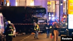 柏林警方正在檢查衝入柏林聖誕市場的貨車