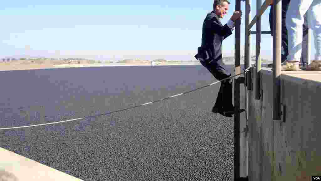 市长攀爬水库（美国之音国符拍摄）