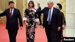 美国总统唐纳德·川普和夫人，中国国家主席习近平和夫人抵达北京人民大会堂参加国宴（2017年11月9日）。