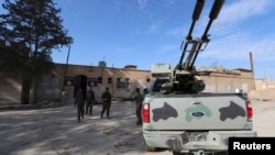 2016年2月26日敘利亞民主武裝部隊成員在一座據稱是伊斯蘭國屬下的監獄外巡邏。