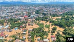 ​ພາບແຈກ​ຢາຍ​ທີ່​ຖ່າຍ​ໃນ​ວັນ​ທີ 24 ສິງ​ຫາ 2024 ນີ້ ແລະ ຖືກ​ເປີດ​ເຜີຍ​ໂດຍກົມ​ຝົນຫຼວງ ແລະ ການ​ບິນ​ກະ​ເສດ​ຂອງ ໄທ​ໃນ​ວັນ​ທີ 26 ສິງ​ຫາ 2024 ສະ​ແດງ​ໃຫ້​ເຫັນ​ບ້ານ​ເຮືອນ​ຖືກ​ນ້ຳ​ຖ້ວມ​ໃນ​ຈັງ​ຫວັດ ແພ​ຣ່ ທາງ​ພາກ​ເໜືອ​ຂອງ ໄທ.