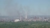 北顿涅茨克的亚速化工厂遭俄军炮击后升起黑烟。
