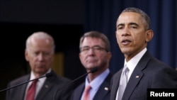 美國總統奧巴馬 (右) 在聽取了國家安全顧問小組簡報後發表講話, 旁為美國國防部長卡特與副總統拜登