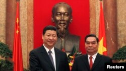 2011年12月，时任中国国家副主席的习近平访问越南时与越南共产党政治局委员黎鸿英的合影（资料照片）