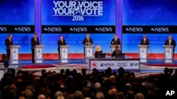 共和党总统参选人2016年2月6日晚在新罕布什尔的曼彻斯特参加美国广播公司主办的政见辩论会。