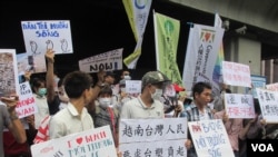 台湾公民团体及越南人士在台塑集团大楼前抗议