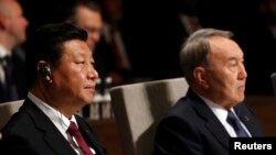 2014年3月24日中国国家主席习近平（左）与哈萨克斯坦总统纳扎尔巴耶在海牙夫出席核安全峰会（NSS）开幕式(资料照片)