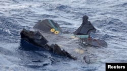 日本搜救人員2023年11月30日找到了據信是前一天墜海的一架美軍V-22魚鷹式傾斜旋翼機的殘骸。 （路透社轉發共同社的照片）