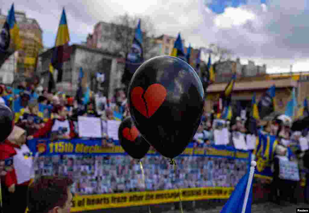 Стамбул, Турция Воздушные шары с символами разбитого сердца на акции в поддержку Украины, 23 февраля 2025 года&nbsp;