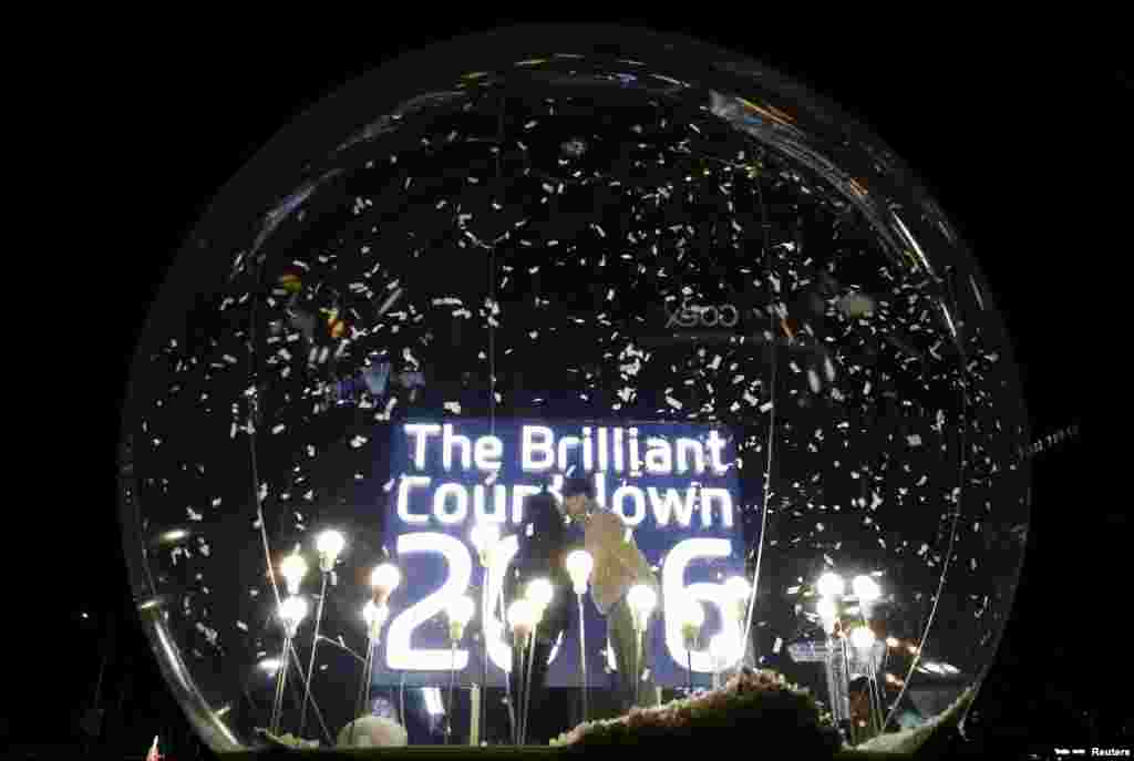 首爾迎新氣球輝映出親吻的一對