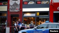 德国今年7月发生一名叙利亚难民造成一死两伤的袭击事件，警察在事发现场（2016年7月24日）