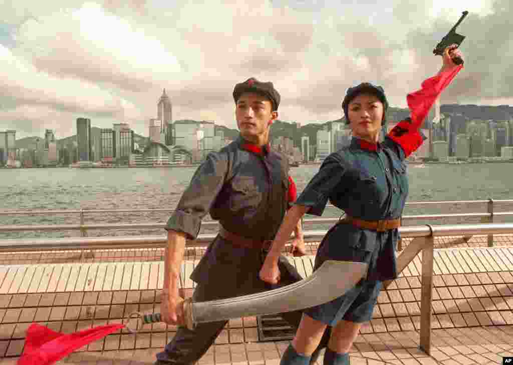 1998年7月21日，中国芭蕾舞演员在香港海边摆拍舞剧《红色娘子军》里的姿势。他们将演出这个舞剧。本图集的读者Bob在留言中写道：&ldquo;关键在于，这部芭蕾舞剧让人马上想起中国文化大革命，想起江青，如同瓦格纳的音乐对犹太人一样，而且内容上远为低劣。&rdquo;还有人留言：&ldquo; 中国遍地南霸天，而且都姓党。&rdquo;