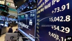 纽约证券交易所大厅的指示牌显示，道琼斯工业指数在5月7日的交易中越过1万5千点大关