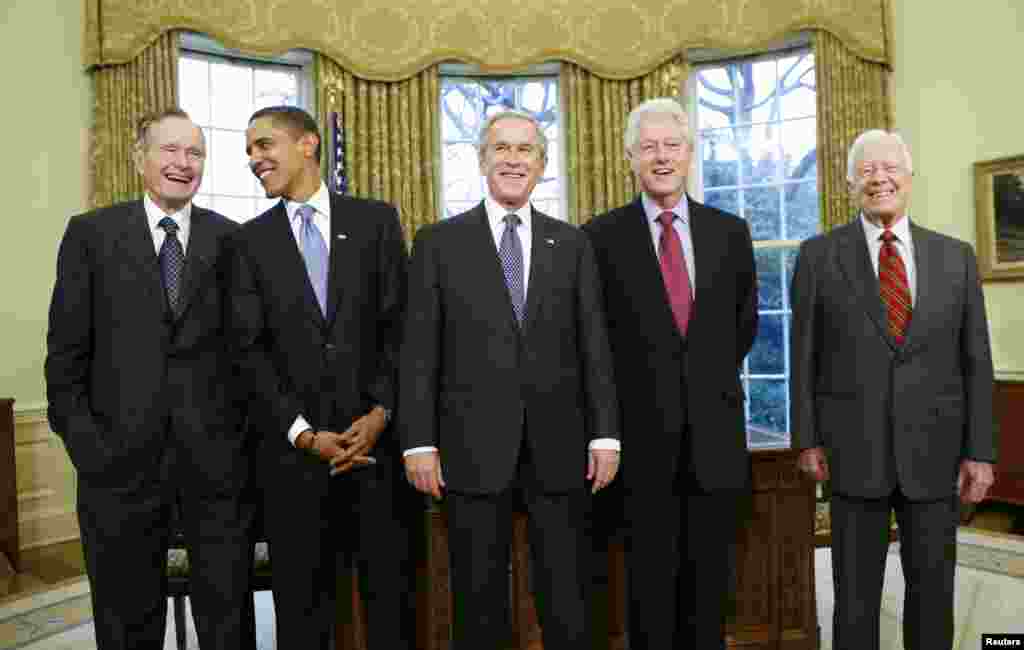 2009年1月7日，美國的現任總統、當選總統和前任總統在白宮總統辦公室。左起：老布殊，奧巴馬、小布殊、克林頓、卡特。