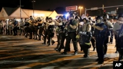 8月18日警察试图驱散弗格森抗议人群