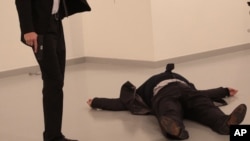 卡爾洛夫遭射殺後倒在地上