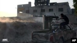 敘利亞反政府武裝向效忠於總統阿薩德的政府軍開火