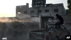 11月9日，敘利亞反對派士兵在向敘利亞政府 軍射擊