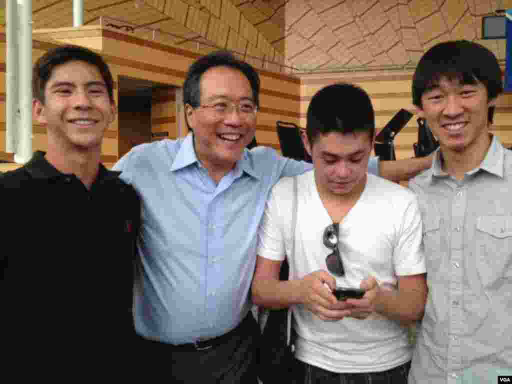 马友友(左二）和年轻粉丝合影（美国之音宁馨拍摄）