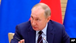 俄羅斯總統普京在他主持的一個會議上講話。（2020年1月16日）