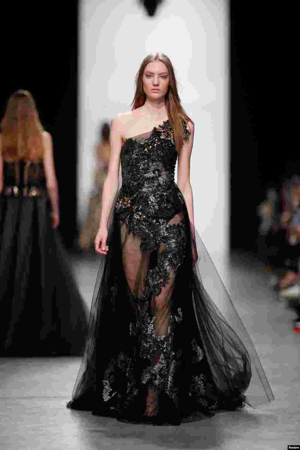 2017年3月6日，在巴黎时装周的一次表演活动中，模特走秀。巴黎号称时装之都。