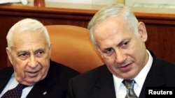 2005年1月16日以色列总理沙龙(左)和财政部长内塔尼亚胡出席在耶路撒冷出席会议。