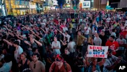 7月14日纽约市民在时代广场抗议法庭对齐默曼的无罪裁决