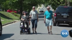 VOA英语视频: 瘫痪艺术家的创作天地无止境 挥洒彩色人生