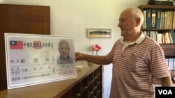  天主教修士欧思定2017年8月27日展示最近获得的中华民国国民身份证 （美国之音记者 黎堡摄） 