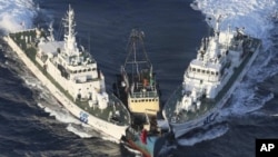 2012年8月15日，在一些活动人士离开保钓船登岛后，保钓船被日本海上保安厅巡逻船包夹。