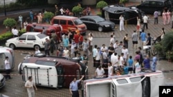 8月19日在深圳发生的反日示威中，抗议人士掀翻了数辆日本牌子的汽车