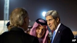 沙特阿拉伯外交大臣费萨尔亲王在机场迎接到访的美国国务卿克里。（2013年11月3日）