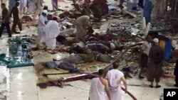 救援人員在大清真寺發生意外的現場進行搜救工作。