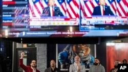 支持特朗普的阿拉伯裔美国人选民2024年11月6日凌晨在密歇根州迪尔伯恩的观选派对上观看特朗普的演讲。（美联社照片）