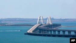 Грузовой поезд движется по рельсам железнодорожной ветки Крымского моста, соединяющего материковую часть России и оккупированный Крымский полуостров; понедельник, 17 июля 2023 года