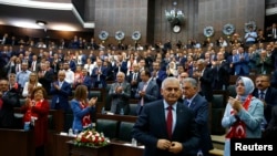 土耳其总理耶尔德勒姆(前)于国会。（资料照片）