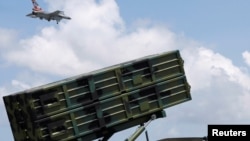 台灣空軍F-16戰機高雄岡山空軍基地演出時飛越天弓一型防空導彈的上空。 (2017年8月7日)