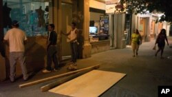 Люди готовятся к приходу урагана Патриция в городе Пуэрто Вальярта. Мексика, 22 октября 2015.