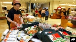 南韓首爾一家商店在推銷泡菜。