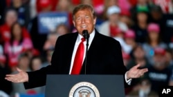 特朗普在竞选集会上讲话