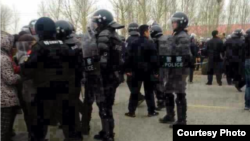 当局出动防暴警察镇压抗议村民（图片由南蒙古人权信息中心提供）