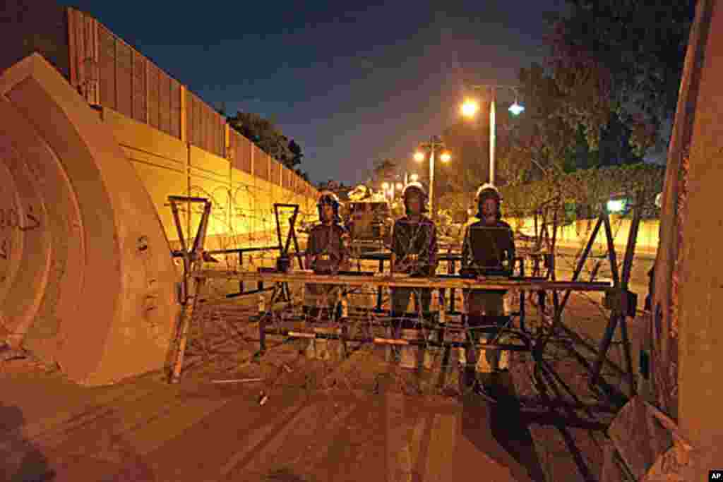 2013年7月2日，埃及軍人守衛在開羅總統府入口。