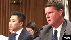 美國國防部亞太安全事務助理部長薛瑞福答覆議員質詢。(美國之音鐘辰芳拍攝)