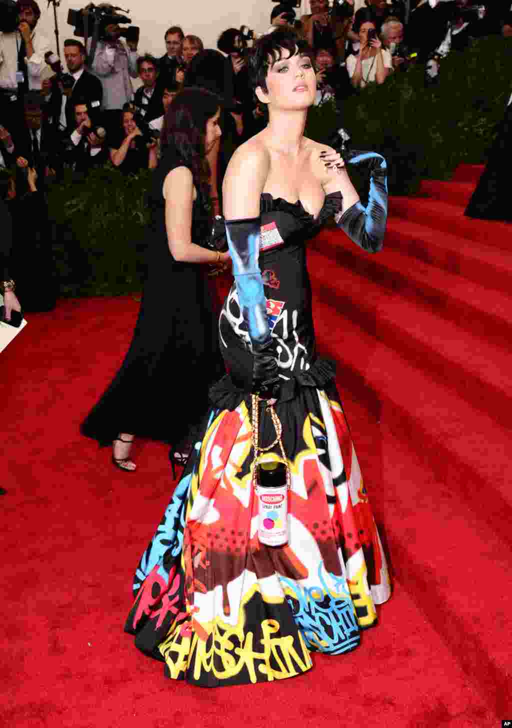 凯蒂&middot;佩里参加纽约大都会艺术博物馆时装馆慈善晚宴（2015年5月4日）。2015年的晚宴以&ldquo; 中国：镜花水月（China：Through the Looking Glass）&rdquo;为主题。