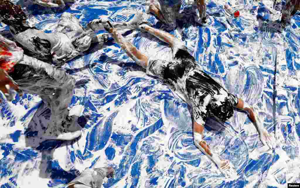 在美国维吉尼亚州的马纳萨斯，孩子们跳入漂浮着剃须膏的水中凉快凉快（2017年6月19日）。